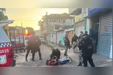 Após 6 horas de intensa negociação, os suspeitos se entregaram e libertaram os reféns