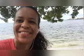 A mulher mora há mais de 10 anos no exterior e agora a família quer trazê-la de volta