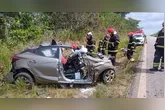O carro da vítima ficou completamente destruído com o impacto