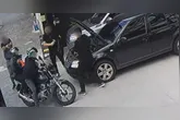 Os dois amigos chegaram na motocicleta "anunciando" o assalto