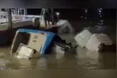 Micro-ônibus foi tirado do rio na noite desta quarta-feira (16)