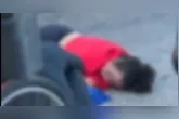 A mulher caiu depois que a motocicleta foi batida pela carreta