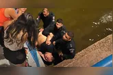 Momento em que o homem foi tirado do rio pelos policiais militares