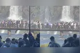 O homem ultrapassou a passarela e desceu em direção ao rio.