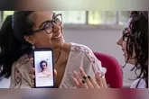 Bolsistas do Serviço de Comunicação Social do Museu Goeldi mostram um dos trabalhos de divulgação científica que foram vitrine para o prêmio.