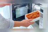 Colocar marmita de isopor no micro-ondas é um hábito comum na rotina de muitos brasileiros, mas está longe de ser seguro.