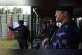 Guardas municipais participam de treinamento prático de tiro durante capacitação para uso do novo armamento calibre ponto 40 em Benevides.