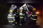 Colisão entre caminhão boiadeiro e ônibus que transportava atletas interditou a BR-010 durante a madrugada, em Ulianópolis.