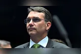 Flávio Bolsonaro registrou queda nas intenções de voto após divulgação de áudio envolvendo pedido de apoio financeiro a banqueiro para produção de filme sobre Jair Bolsonaro.