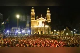 Fiéis participam da Vigília de Pentecostes na Praça Santuário, em Belém, em noite de oração, celebração e renovação espiritual.