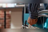 Senado aprovou por unanimidade projeto que restabelece a isenção total de IPI na compra de veículos por pessoas com deficiência; texto segue para análise da Câmara.
