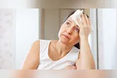 Anvisa libera novo tratamento sem hormônios para mulheres que sofrem com ondas de calor e suores noturnos durante a menopausa.