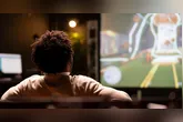 Trabalhadores que desejam acompanhar o jogo do Brasil precisam verificar as regras adotadas por suas empresas, já que a legislação não prevê dispensa automática durante a Copa do Mundo.