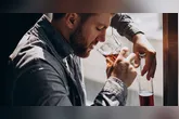Especialistas afirmam que pequenas mudanças de hábito podem ajudar a reduzir o consumo de álcool e melhorar a qualidade de vida.