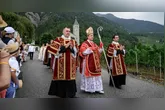 Vaticano classificou como cismática a ordenação de quatro bispos sem autorização do papa e decretou a excomunhão dos envolvidos.