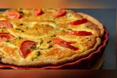 A torta de calabresa acebolada leva recheio cru e fica pronta em cerca de 35 minutos.