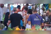 Shawn Mendes e Bruna Marquezine foram flagrados durante passeio em uma feira na Zona Sul do Rio.
