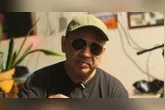 o DJ paraense Júnior Almeida decidiu colocar uma parte de sua coleção de discos de brega à venda para custear o tratamento de catarata.