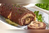 A receita de rocambole com carne moída recheado fica pronta em aproximadamente 45 minutos, rende até seis porções e pode ser servida com acompanhamentos clássicos, como arroz branco, salada ou purê de batatas, formando uma refeição completa e cheia de sabor