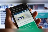A principal mudança está relacionada ao tratamento dos juros durante o período de carência, estabelecendo novas regras para essa etapa do contrato de crédito do Fies.