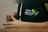 O Mais Médicos Especialistas visa aprimorar médicos especialistas em regiões prioritárias para o Sistema Único de Saúde (SUS) e também integra as ações do Agora Tem Especialistas, com foco na redução do tempo de espera por atendimento especializado e aumento da resolutividade dos serviços de saúde.