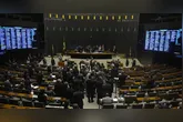 A medida prevê a suspensão da contagem da prescrição enquanto o condenado estiver foragido, retomando o prazo apenas após a captura ou a reapresentação para cumprir o período restante da pena.