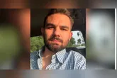 De acordo com as informações iniciais, uma substância oleosa utilizada em motores de aeronaves foi despejada sobre Gustavo durante o ritual.