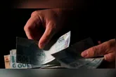 A proibição está prevista no artigo 51 da Lei das Contravenções Penais (Decreto-Lei nº 3.688/1941), que estabelece punições para a realização de loterias, rifas e sorteios sem autorização oficial.