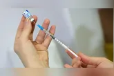 Atualmente, o Programa Nacional de Imunizações (PNI) oferece a vacina contra o vírus para grávidas a partir da 28ª semana gestacional e o anticorpo monoclonal para bebês prematuros (nascidos com menos de 37 semanas gestacionais) até 6 meses de idade e crianças menores de 2 anos com determinadas comorbidades.