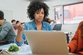 Instituições públicas e particulares desenvolvem cursos que podem ajudar na carreira de várias pessoas