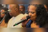 Nascida em uma tradicional família do samba, Débora começou a cantar ainda na infância, na igreja,