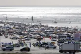 Praias como as de Salinópolis, no Pará, são destinos ideais para viagens curtas típicas de feriadão, reunindo belas paisagens, boa gastronomia e fácil acesso para quem busca descanso em poucos dias de folga.