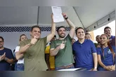 O Prefeito de Belém, Igor Normando, assina a Ordem de Serviço que marca o início imediato das obras do Viva Bairro para pavimentar com bloquetes a Avenida Magalhães Barata, principal via da ilha de Cotijuba. 15/05/2026. Foto: Irene Almeida/Diário do Pará.