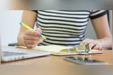 Concurso público: com organização, disciplina e acesso às ferramentas certas, é possível dar os primeiros passos na preparação sem gastar absolutamente nada.