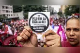 Manifestantes se reuniram na Praça da República para defender mudanças na jornada de trabalho.