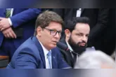 Ex-funcionária de Mario Frias afirma ter devolvido parte do salário a pessoas ligadas ao gabinete; documentos incluem comprovantes de transferências, empréstimos consignados e pagamentos atribuídos ao esquema investigado como "rachadinha".