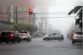 A redução da velocidade é uma das principais recomendações para garantir a segurança no trânsito durante chuvas intensas.