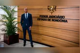 O juiz é investigado por uma série de condutas em que segundo o processo, foram consideradas desrespeitosas e depreciativas para com outros servidores.