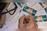 A Mega-Sena realiza, normalmente, três sorteios por semana, às terças, quintas e sábados.
