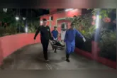 Momento da retirada do corpo da vítima do motel, após a constatação do óbito pelas equipes de resgate.