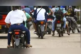 Regra que proíbe garupa em motos vale apenas em regiões do Peru e foi criada para conter crimes urbanos, não sendo aplicada no Brasil.