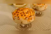 A mousse de maracujá é uma sobremesa tradicional e cai muito bem em datas especiais.