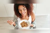 É necessário manter a alimentação em dia, incluindo no cardápio diário frutas, legumes e fibras que ajudem o trânsito intestinal e melhorem a digestão.