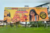 Um outdoor com a imagem de Mia Khalifa gera debate no Sul do Brasil. Entenda a polêmica e a reação do público.