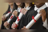 EUA estudam implementação de taxa de US$ 100 mil para estudantes internacionais que desejam trabalhar após a graduação, afetando o programa OPT.