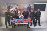 Fã da PM, Antony foi surpreendido por uma grande festa de aniversário que reuniu familiares e policiais da guarnição. Na ocasião, ele ganhou presentes e comemorou a data do jeito que sempre quis.