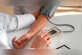 Na rotina de quem recebe o diagnóstico de pressão alta, uma das primeiras orientações costuma ser reduzir o consumo de sal.
