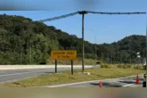 Uma  das travessia de fauna na Avenida Liberdade: estruturas criada para garantir o deslocamento seguro de animais silvestres entre áreas de vegetação.