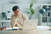 O aumento dos casos de estresse e esgotamento emocional tem acendido o alerta para a importância dos cuidados com a saúde mental entre trabalhadores de diferentes áreas.