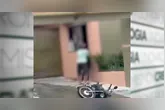 Um vídeo que circula nas redes sociais mostra o momento em que uma mulher flagra o marido ao chegar em um motel acompanhado de outra pessoa.